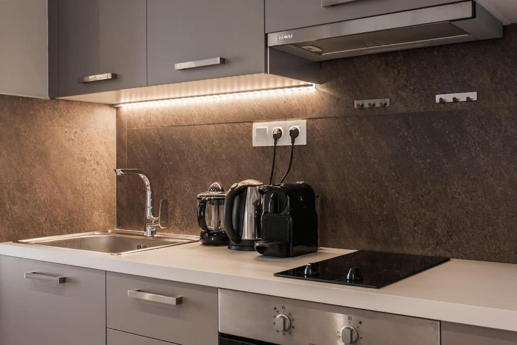 Piraeus Deluxe 2Bdr Apt - Near Metro And Port Экстерьер фото
