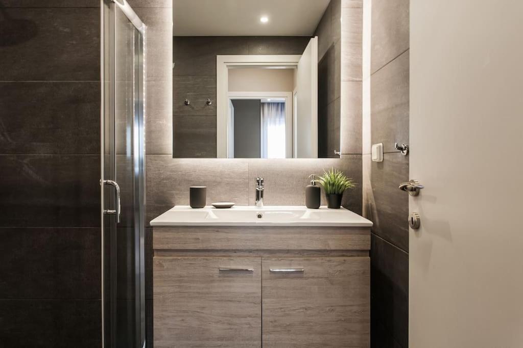 Piraeus Deluxe 2Bdr Apt - Near Metro And Port Экстерьер фото